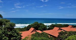 una fila di case con l'oceano sullo sfondo di ANEW Hotel Ocean Reef Zinkwazi a Zinkwazi Beach