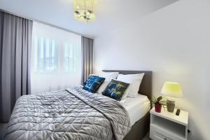 um quarto com uma cama e uma janela em Apartament Clipper em Mielno