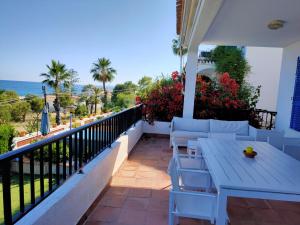 balcón con mesa, sillas y vistas al océano en Auténtica Casa Mediterránea con vistas al mar en Santa Pola