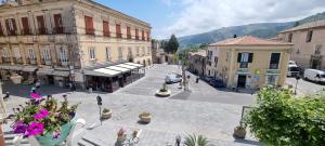 トロペアにあるLady Saturno's Homeの建物や花の街並みの空き道