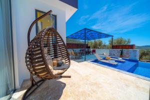 eine Schaukel auf der Terrasse eines Hauses in der Unterkunft Çınar 1-2 - 2 Bedroom with jacuzzi in Kalkan in Kaş