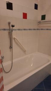 eine Badewanne in einem Badezimmer mit Dusche in der Unterkunft Schönermarker Pferdeparadies in Niederlandin