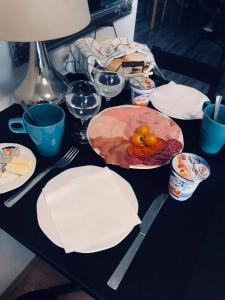 una mesa negra con un plato de comida. en Galéria Panzió, en Nagykanizsa