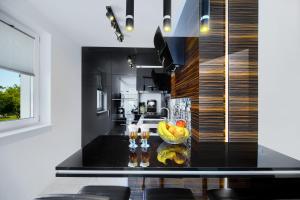 uma cozinha com um balcão com uma taça de fruta em Apartament Clipper em Mielno