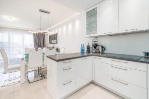 Kuchyňa alebo kuchynka v ubytovaní Stylish Vacation Apartment with Parking in Międzyzdroje by Noclegi Renters + 14 fotografií
