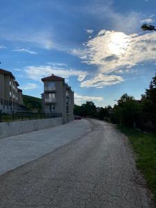 un camino vacío con un edificio a su lado en Apartmani JOVANOVIC Sokobanja en Soko Banja