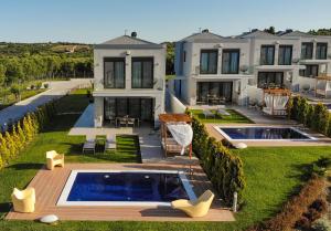 Bazén v ubytování Soleado Luxury Villas nebo v jeho okolí