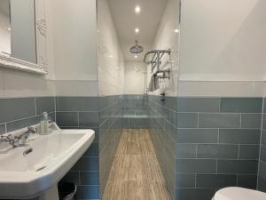 bagno con lavandino e doccia di Ben Cruachan Guest House a Edimburgo