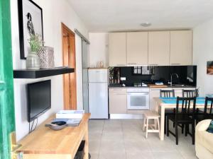 a kitchen with a table and a dining room at Apartamento La Piedra DIRECTO en Playa in La Oliva