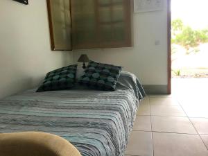 a bedroom with a bed with a lamp on it at Apartamento La Piedra DIRECTO en Playa in La Oliva