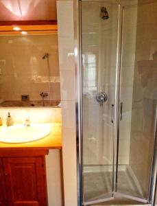 W łazience znajduje się prysznic i umywalka. w obiekcie Contemporary Rooms w mieście San Gimignano