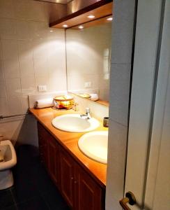 ein Bad mit einem Waschbecken und einem Spiegel in der Unterkunft Contemporary Rooms in San Gimignano