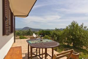 un tavolo sul balcone di una casa con vista di Villa Limone a Gonnesa