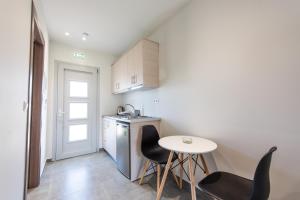 A kitchen or kitchenette at Anemona Beach apartments