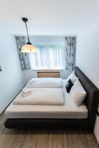 sypialnia z dwoma łóżkami i oknem w obiekcie Apartment Tauernfex Kaprun w Kaprunie