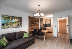 salon i jadalnia z kanapą i stołem w obiekcie Apartment Tauernfex Kaprun w Kaprunie