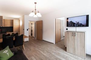 salon i jadalnia ze stołem w obiekcie Apartment Tauernfex Kaprun w Kaprunie