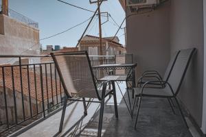 2 sedie e un tavolo sul balcone di Modern apartment 1 minute from Remataki beach a Samos