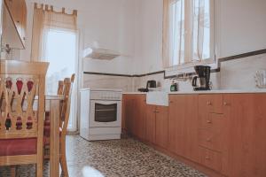 Dapur atau dapur kecil di Modern apartment 1 minute from Remataki beach