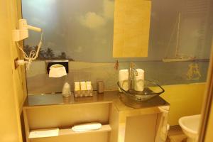 ミラノにあるMing Hao Hotelのバスルーム(洗面台、トイレ付)