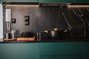 una cucina con due pentole e padelle su un bancone di K-Houses B2 ad Árta Altre 6 foto