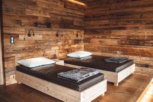 Łóżko lub łóżka w pokoju w obiekcie Hotel Chalets Grosslehen