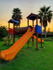 eine Gruppe Rutschen in einem Park mit Palmen in der Unterkunft Anna's HOUSE Solarium Terrace in Pizzo + 78 Fotos