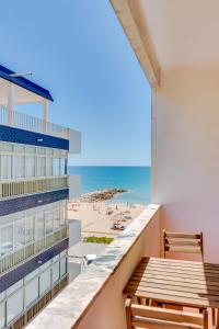 balcón con vistas a la playa en AL - Apartamento Infante Sagres en Quarteira