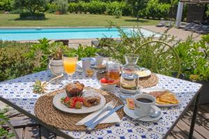 una mesa con comida para el desayuno y bebidas en ella en Tenuta EDONE' Country House en Graniti