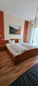 ein Schlafzimmer mit einem großen Bett in einem Zimmer in der Unterkunft Weingut Pension Gibbert-Pohl in Briedel