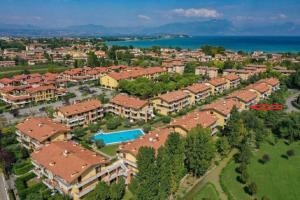 een luchtzicht op een stad met huizen en de oceaan bij DISCOVERY FLAT with pool & bikes in Sirmione
