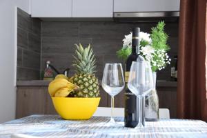 uma mesa com uma taça de fruta e uma garrafa de vinho em SMS Studios em Soko Banja