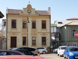 康斯坦察Kogalniceanu House的正面有钟的建筑物