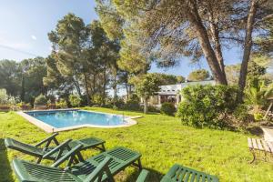 a yard with chairs and a swimming pool at Sa Rota de l'Avi - Can Colombas in La Aranjasa