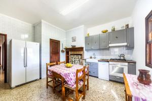 Kuchyň nebo kuchyňský kout v ubytování Sa Rota de l'Avi - Can Colombas