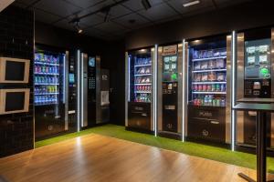 una habitación con 2 máquinas expendedoras de bebidas en Vértice Roomspace, en Madrid