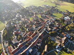 Linna Oberwölz Stadt üldine vaade või majutusasutusest Gasthof Oberer Bräuer pildistatud vaade