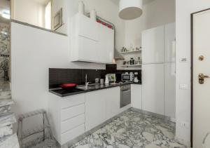 フィレンツェにあるLeonardo al Duomo - Bufalini Apartmentsの白いキッチン(白いキャビネット、シンク付)