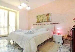 フィレンツェにあるLeonardo al Duomo - Bufalini Apartmentsのベッドルーム(大きな白いベッド1台、窓付)