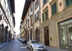 un'auto parcheggiata in una strada accanto agli edifici di Leonardo al Duomo - Bufalini Apartments a Firenze