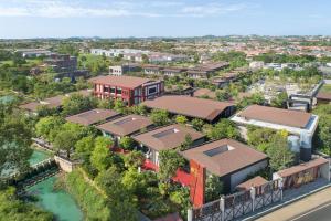 una vista aerea di una città con edifici e un fiume di The Gems Mining Pool Villas Pattaya a Nong Prue