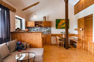 ein Wohnzimmer mit einem Sofa und einem Tisch in der Unterkunft Refugio in Tisá