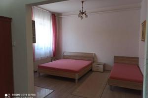 um quarto com 2 camas e uma janela em M&M apartman em Budapeste