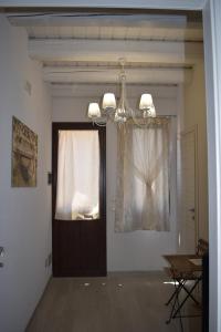 Zimmer mit einer Tür und einem Kronleuchter in der Unterkunft Agriturismo Il Ranch in Portopalo