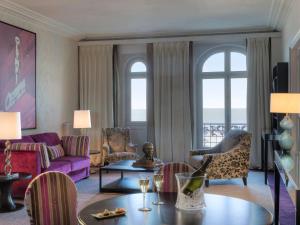 Posezení v ubytování Le Grand Hotel de Cabourg - MGallery Hotel Collection