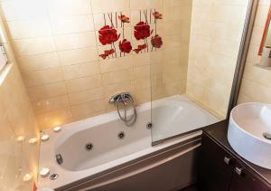 Kúpeľňa v ubytovaní Vasilis Thissio Petralona 3d floor 55sqm + 21 fotografií