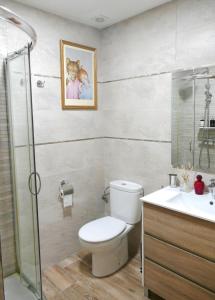 een badkamer met een toilet, een wastafel en een douche bij El Triskel de Chumbea, alojamiento excepcional con maravillosas vistas a 5km de Béjar in Navalmoral de Béjar