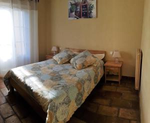 1 dormitorio con 1 cama con 2 mesitas de noche y 2 lámparas en Le Mas des Hibiscus, en Trans-en-Provence