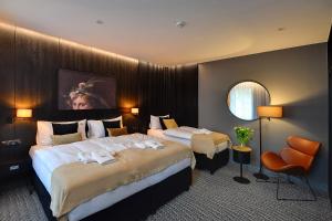 pokój hotelowy z dwoma łóżkami i lustrem w obiekcie Restauracja RETRO w mieście Oborniki Śląskie