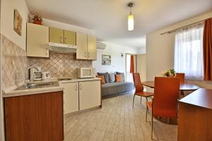 Kuchyň nebo kuchyňský kout v ubytování Tomic Apartments